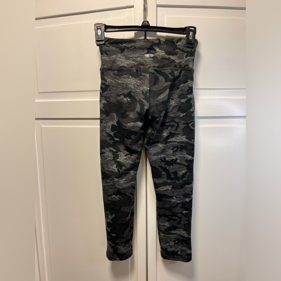 STRUT-THIS Black And Gray Camo Leggings Size Women’s One Size - Picture 3 of 8